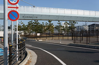 開通した東京外環自動車道（上）