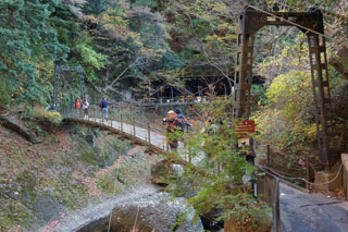 袋田の滝 紅葉の時期 吊り橋