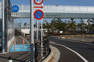 開通した東京外環自動車道（上）