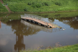50年に一度の大雨 水没した浮き橋